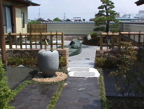 【前庭〜東側の庭を眺める】の写真です。