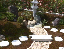 【南側の庭〜つくばい周辺】の写真です。